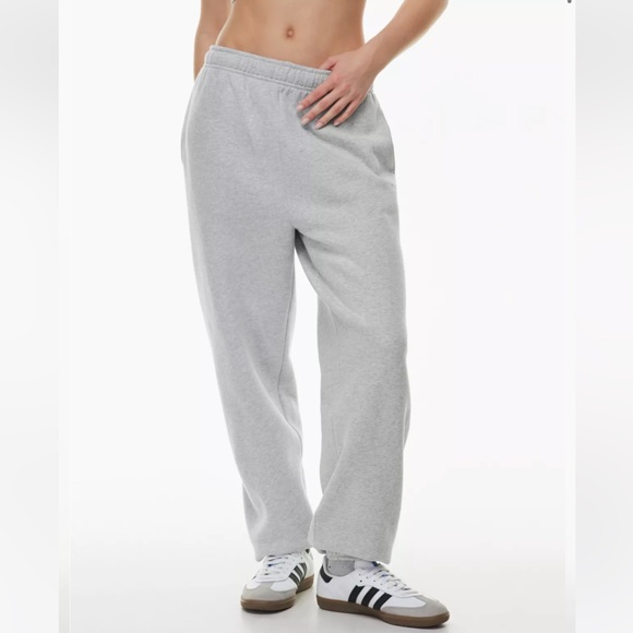Aritzia TNA cozy fleece boyfriend joggers in grey - Picture 2 of 12